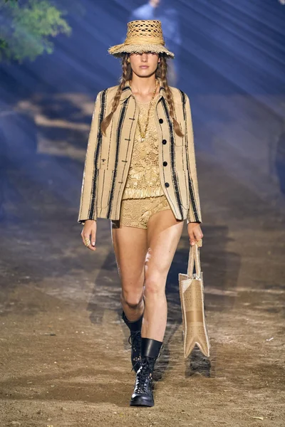 Look 3